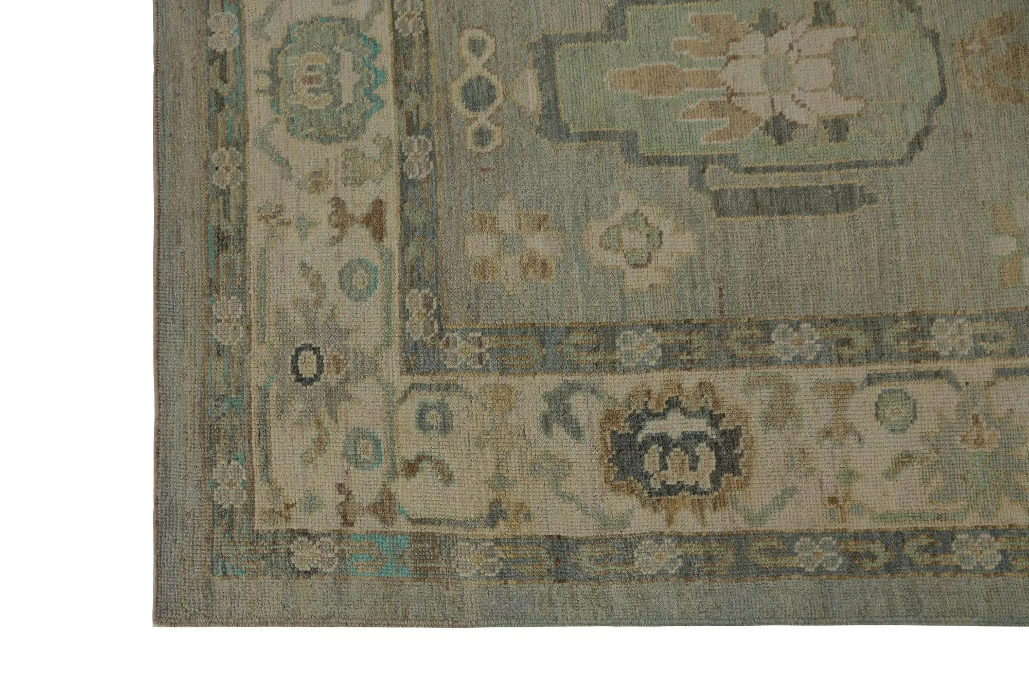 Découvrez l'élégance des tapis Oushak de Turquie. Conçu avec une attention méticuleuse aux détails, ce design exclusif est parfait pour mettre en valeur votre espace.
