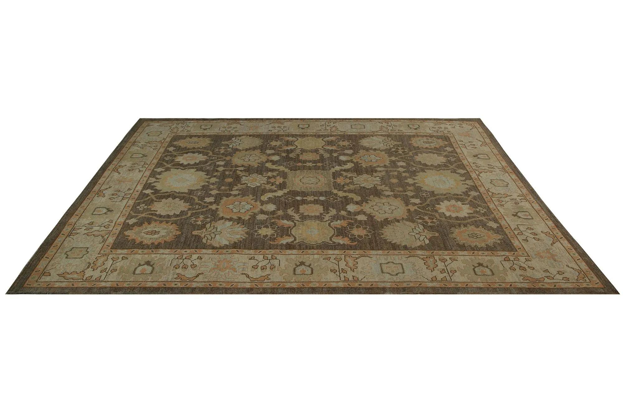 Scopri l'eleganza dei tappeti per l'area della Turchia Oushak. Progettato con una meticolosa attenzione ai dettagli, questo design esclusivo è perfetto per valorizzare il tuo spazio.