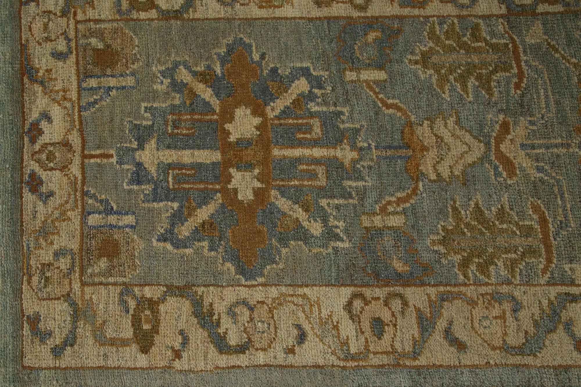 Entdecken Sie die Eleganz von Turkey Oushak mit seinen Teppichen. Dieses exklusive Design, das mit viel Liebe zum Detail entworfen wurde, ist perfekt, um Ihren Raum zu verschönern.