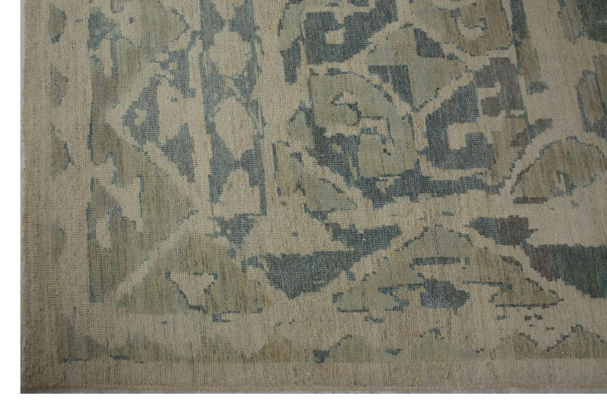 Scopri l'eleganza dei tappeti per l'area della Turchia Oushak. Progettato con una meticolosa attenzione ai dettagli, questo design esclusivo è perfetto per valorizzare il tuo spazio.