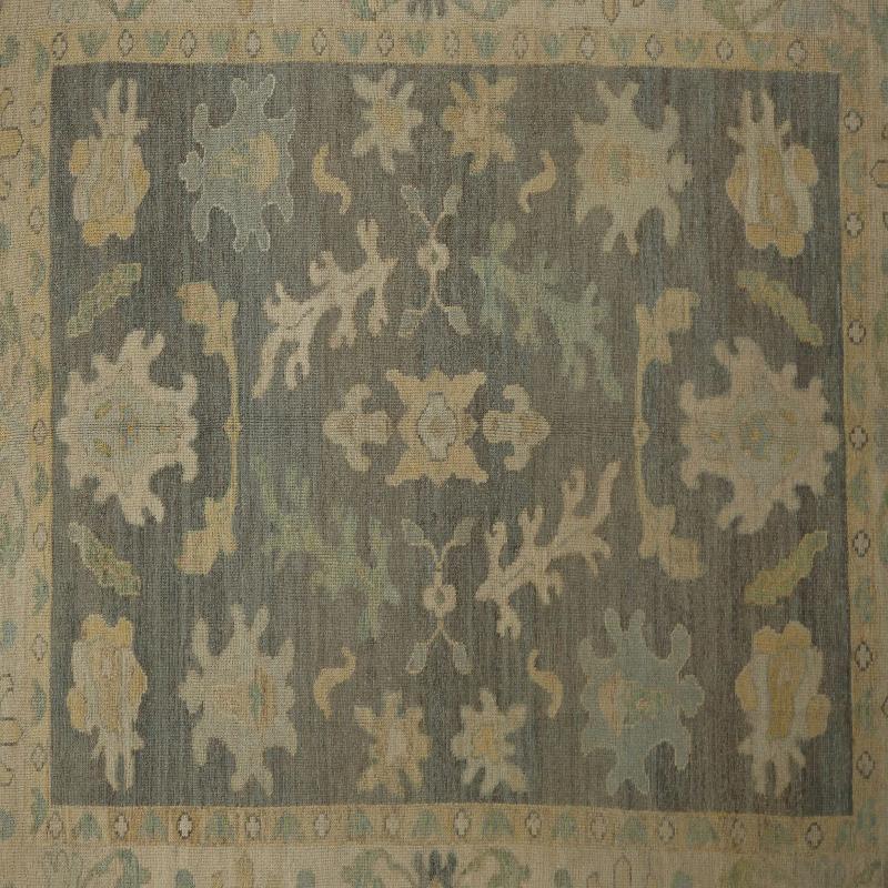 Entdecken Sie die Eleganz von Turkey Oushak mit seinen Teppichen. Dieses exklusive Design, das mit viel Liebe zum Detail entworfen wurde, ist perfekt, um Ihren Raum zu verschönern.