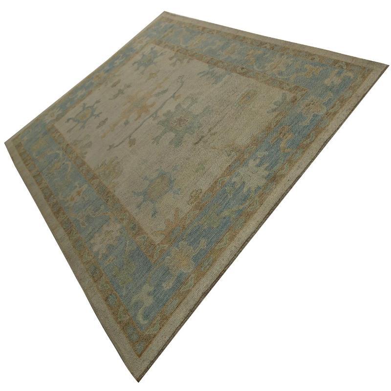 Entdecken Sie die Eleganz von Turkey Oushak mit seinen Teppichen. Dieses exklusive Design, das mit viel Liebe zum Detail entworfen wurde, ist perfekt, um Ihren Raum zu verschönern.