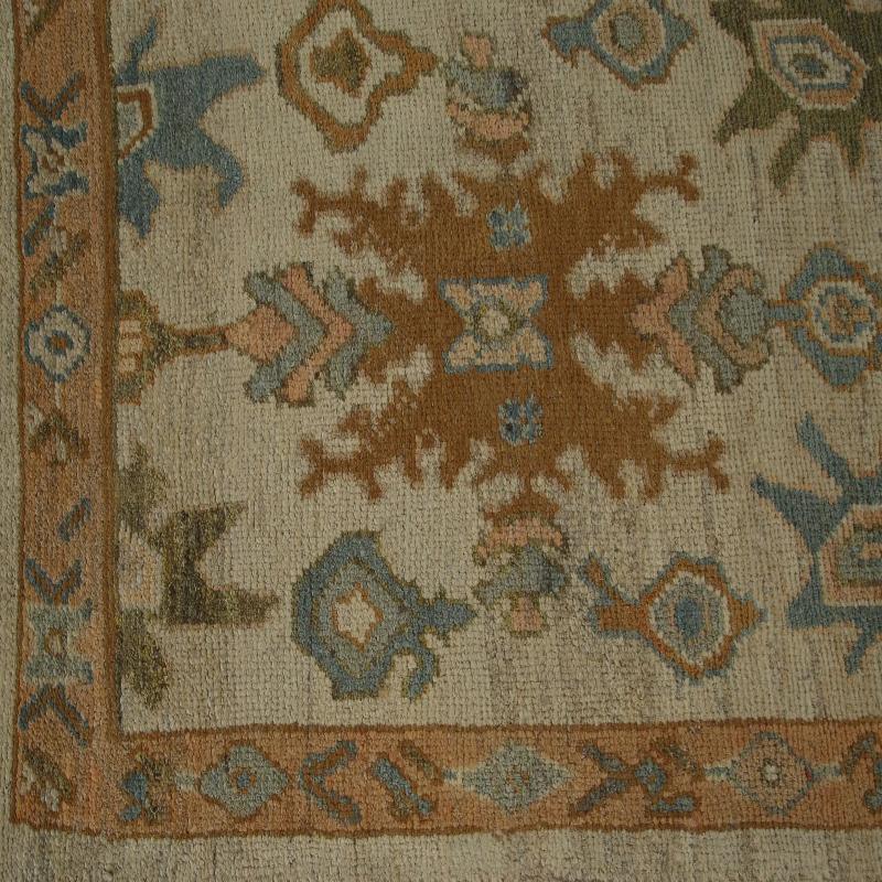 Entdecken Sie die Eleganz von Turkey Oushak mit seinen Teppichen. Dieses exklusive Design, das mit viel Liebe zum Detail entworfen wurde, ist perfekt, um Ihren Raum zu verschönern.