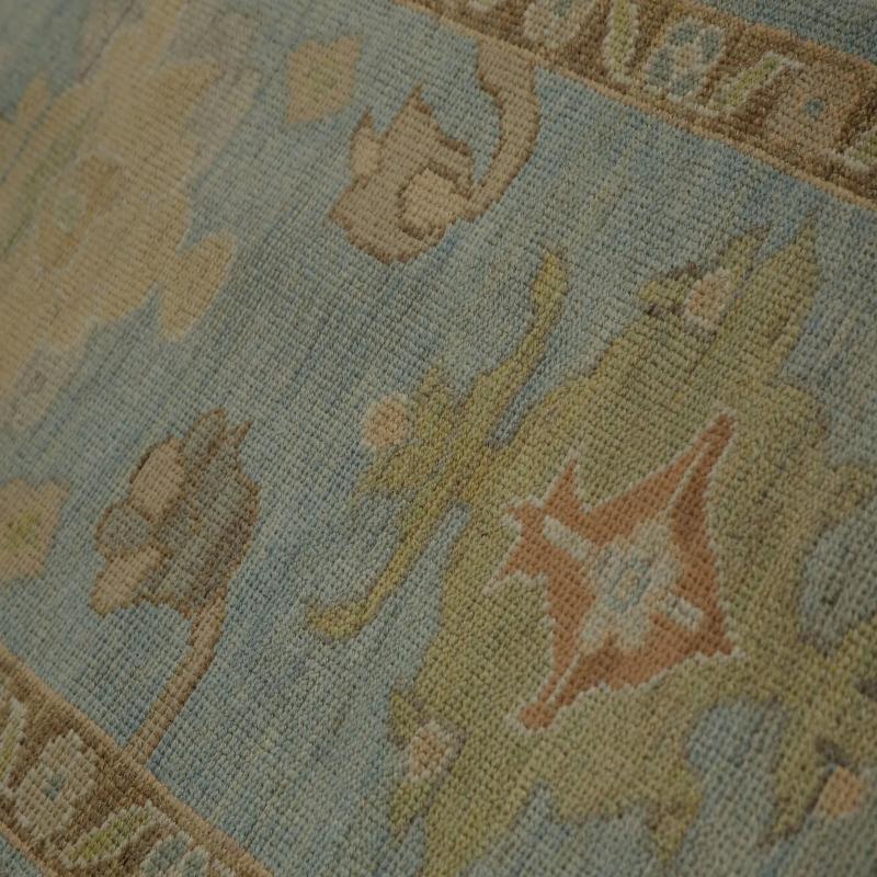 Scopri l'eleganza dei tappeti per l'area della Turchia Oushak. Progettato con una meticolosa attenzione ai dettagli, questo design esclusivo è perfetto per valorizzare il tuo spazio.