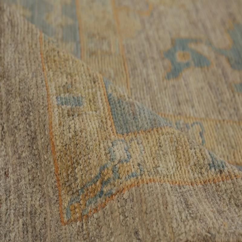 Entdecken Sie die Eleganz von Turkey Oushak mit seinen Teppichen. Dieses exklusive Design, das mit viel Liebe zum Detail entworfen wurde, ist perfekt, um Ihren Raum zu verschönern.