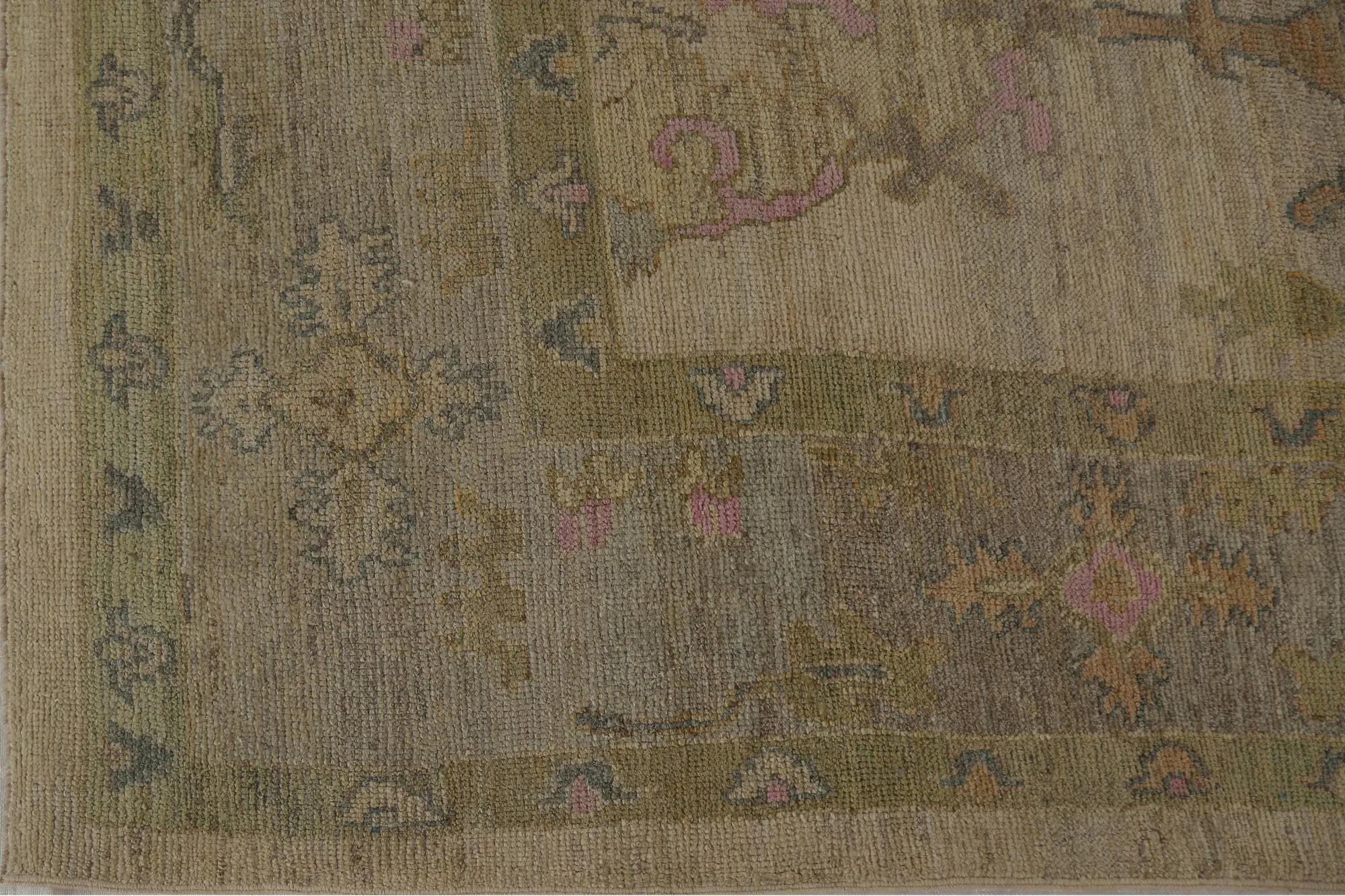 Scopri l'eleganza dei tappeti per l'area della Turchia Oushak. Progettato con una meticolosa attenzione ai dettagli, questo design esclusivo è perfetto per valorizzare il tuo spazio.