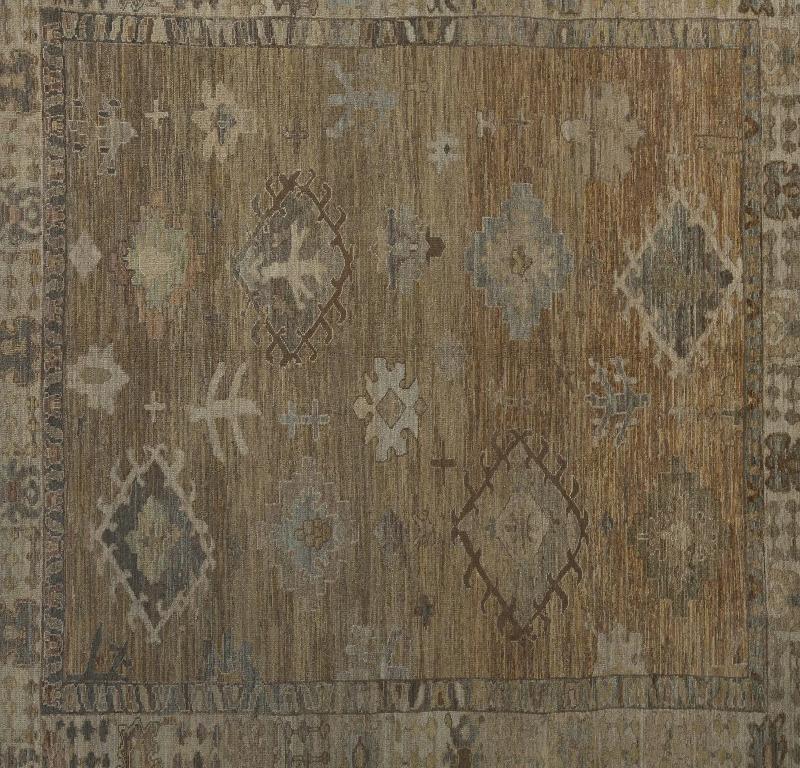 Scopri l'eleganza dei tappeti per l'area della Turchia Oushak. Progettato con una meticolosa attenzione ai dettagli, questo design esclusivo è perfetto per valorizzare il tuo spazio.