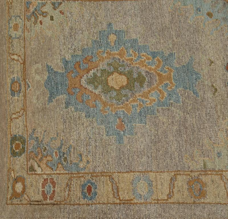 Entdecken Sie die Eleganz von Turkey Oushak mit seinen Teppichen. Dieses exklusive Design, das mit viel Liebe zum Detail entworfen wurde, ist perfekt, um Ihren Raum zu verschönern.