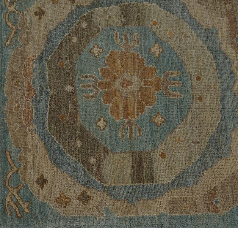 Entdecken Sie die Eleganz von Turkey Oushak mit seinen Teppichen. Dieses exklusive Design, das mit viel Liebe zum Detail entworfen wurde, ist perfekt, um Ihren Raum zu verschönern.