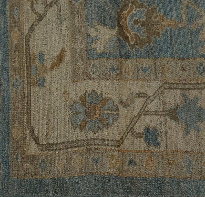Entdecken Sie die Eleganz von Turkey Oushak mit seinen Teppichen. Dieses exklusive Design, das mit viel Liebe zum Detail entworfen wurde, ist perfekt, um Ihren Raum zu verschönern.