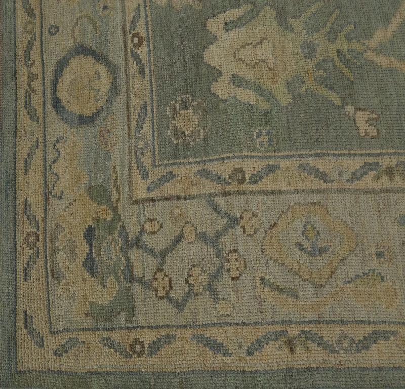 Entdecken Sie die Eleganz von Turkey Oushak mit seinen Teppichen. Dieses exklusive Design, das mit viel Liebe zum Detail entworfen wurde, ist perfekt, um Ihren Raum zu verschönern.
