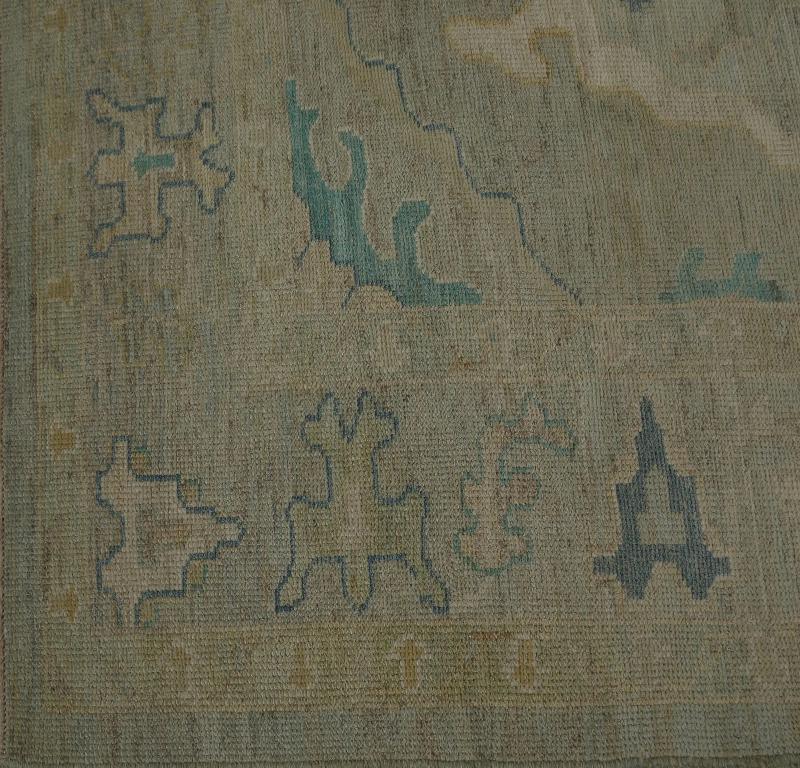 Entdecken Sie die Eleganz von Turkey Oushak mit seinen Teppichen. Dieses exklusive Design, das mit viel Liebe zum Detail entworfen wurde, ist perfekt, um Ihren Raum zu verschönern.