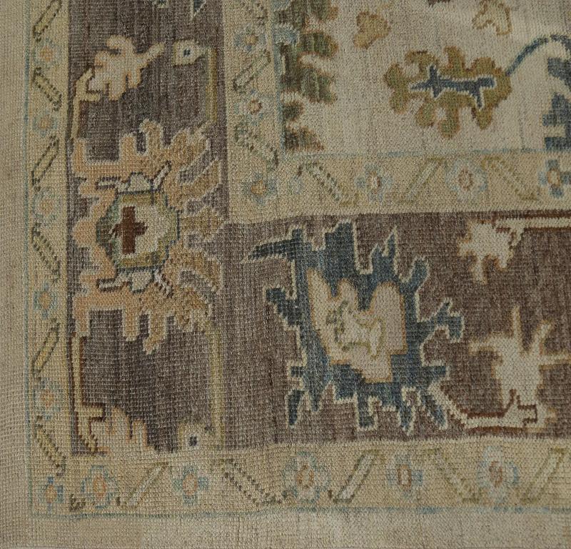 Entdecken Sie die Eleganz von Turkey Oushak mit seinen Teppichen. Dieses exklusive Design, das mit viel Liebe zum Detail entworfen wurde, ist perfekt, um Ihren Raum zu verschönern.