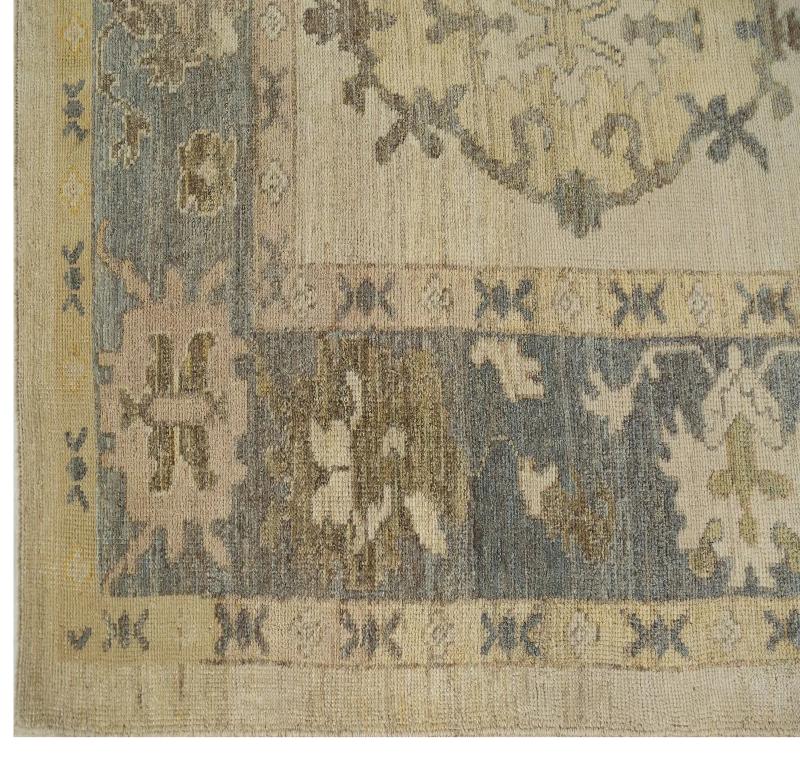 Entdecken Sie die Eleganz von Turkey Oushak mit seinen Teppichen. Dieses exklusive Design, das mit viel Liebe zum Detail entworfen wurde, ist perfekt, um Ihren Raum zu verschönern.