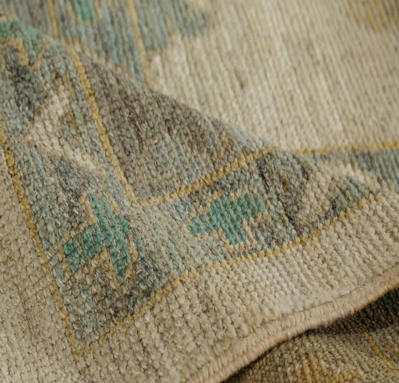 Entdecken Sie die Eleganz von Turkey Oushak mit seinen Teppichen. Dieses exklusive Design, das mit viel Liebe zum Detail entworfen wurde, ist perfekt, um Ihren Raum zu verschönern.