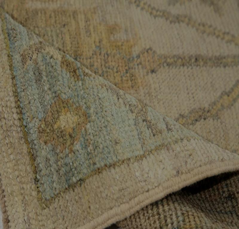Entdecken Sie die Eleganz von Turkey Oushak mit seinen Teppichen. Dieses exklusive Design, das mit viel Liebe zum Detail entworfen wurde, ist perfekt, um Ihren Raum zu verschönern.