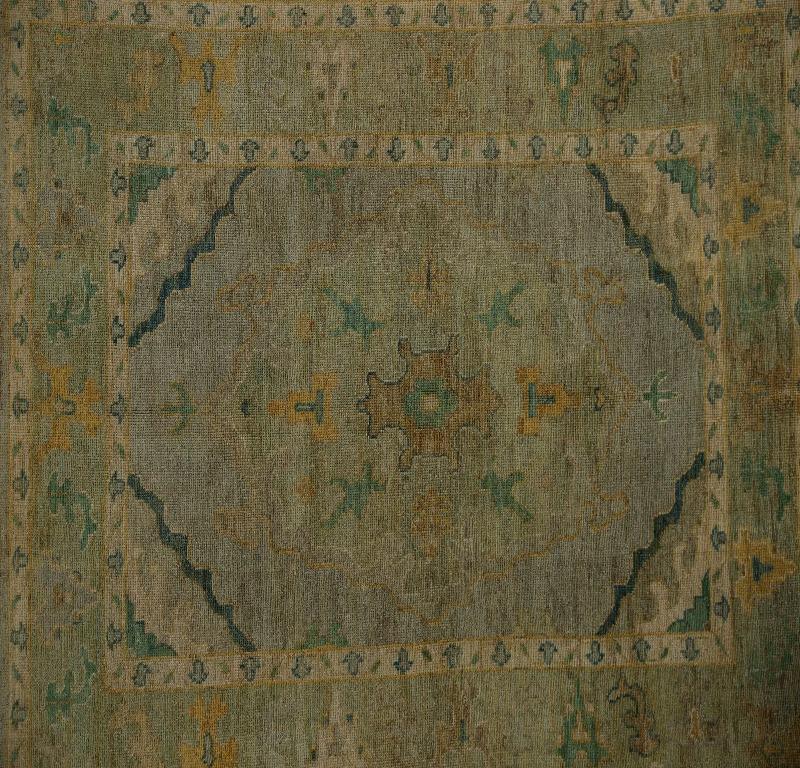 Entdecken Sie die Eleganz von Turkey Oushak mit seinen Teppichen. Dieses exklusive Design, das mit viel Liebe zum Detail entworfen wurde, ist perfekt, um Ihren Raum zu verschönern.