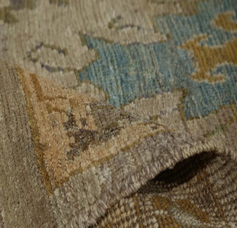 Scopri l'eleganza dei tappeti per l'area della Turchia Oushak. Progettato con una meticolosa attenzione ai dettagli, questo design esclusivo è perfetto per valorizzare il tuo spazio.