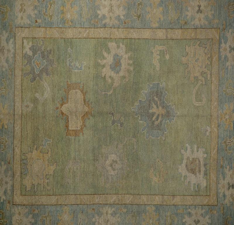 Entdecken Sie die Eleganz von Turkey Oushak mit seinen Teppichen. Dieses exklusive Design, das mit viel Liebe zum Detail entworfen wurde, ist perfekt, um Ihren Raum zu verschönern.