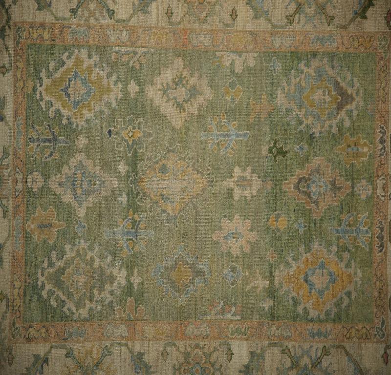 Entdecken Sie die Eleganz von Turkey Oushak mit seinen Teppichen. Dieses exklusive Design, das mit viel Liebe zum Detail entworfen wurde, ist perfekt, um Ihren Raum zu verschönern.