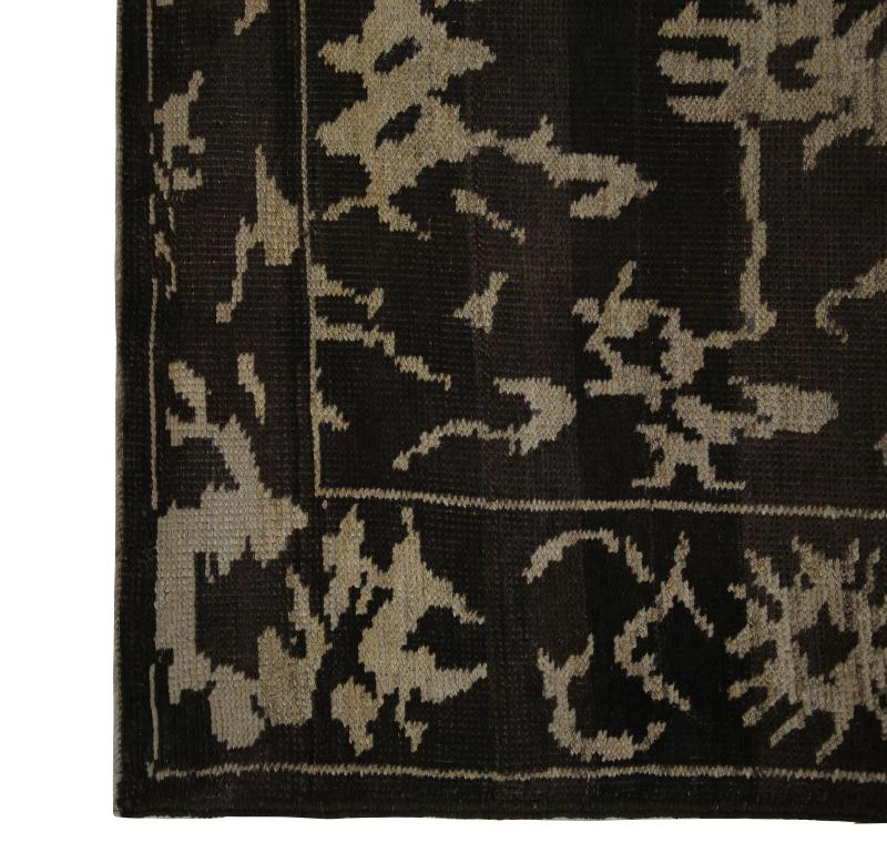 Striking Contrast: Hand-Knotted Turkish Oushak Area Rug with Bold Abstract Motifs
Unleash a powerful aesthetic in your home with this captivating hand-knotted Turkish Oushak area rug. Departing from the typical muted palettes, this exceptional piece