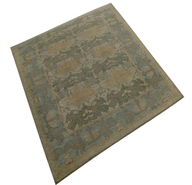 Scopri l'eleganza dei tappeti per l'area della Turchia Oushak. Progettato con una meticolosa attenzione ai dettagli, questo design esclusivo è perfetto per valorizzare il tuo spazio.