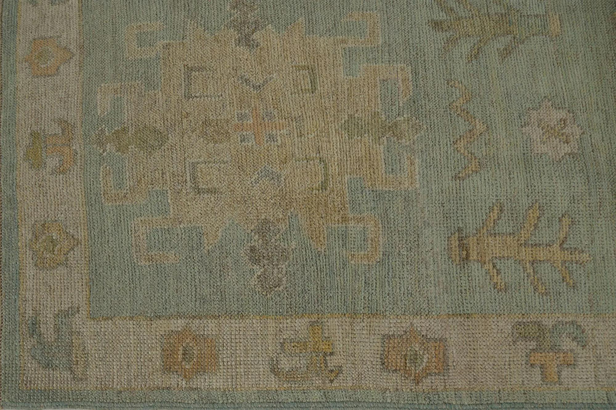 Entdecken Sie die Eleganz von Turkey Oushak mit seinen Teppichen. Dieses exklusive Design, das mit viel Liebe zum Detail entworfen wurde, ist perfekt, um Ihren Raum zu verschönern.