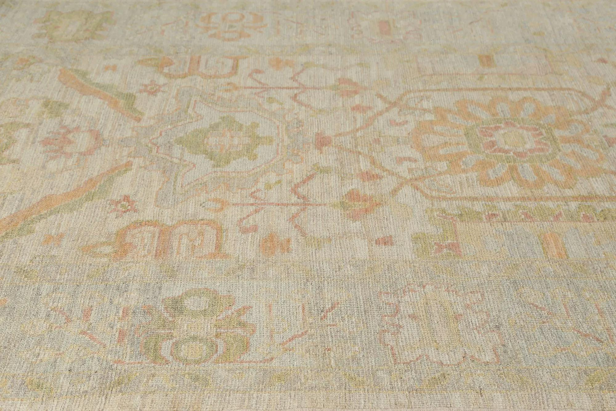 Scopri l'eleganza dei tappeti per l'area della Turchia Oushak. Progettato con una meticolosa attenzione ai dettagli, questo design esclusivo è perfetto per valorizzare il tuo spazio.