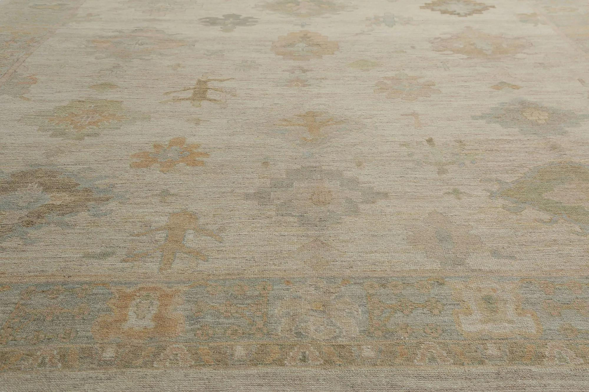 Scopri l'eleganza dei tappeti per l'area della Turchia Oushak. Progettato con una meticolosa attenzione ai dettagli, questo design esclusivo è perfetto per valorizzare il tuo spazio.