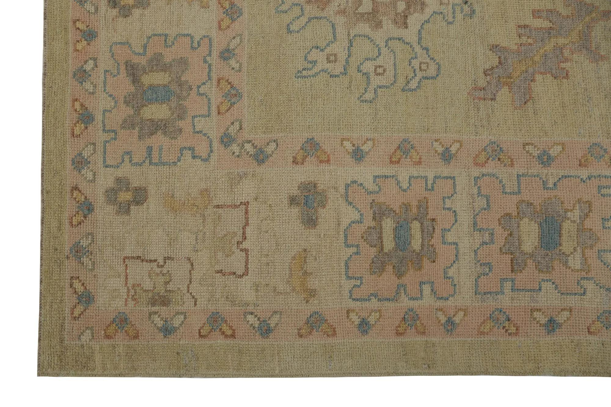 Scopri l'eleganza dei tappeti per l'area della Turchia Oushak. Progettato con una meticolosa attenzione ai dettagli, questo design esclusivo è perfetto per valorizzare il tuo spazio.