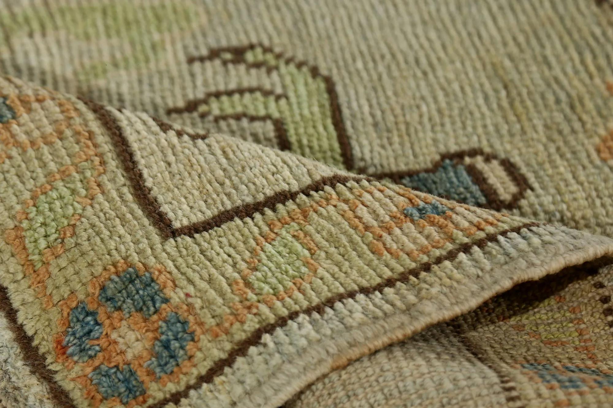 Scopri l'eleganza dei tappeti per l'area della Turchia Oushak. Progettato con una meticolosa attenzione ai dettagli, questo design esclusivo è perfetto per valorizzare il tuo spazio.