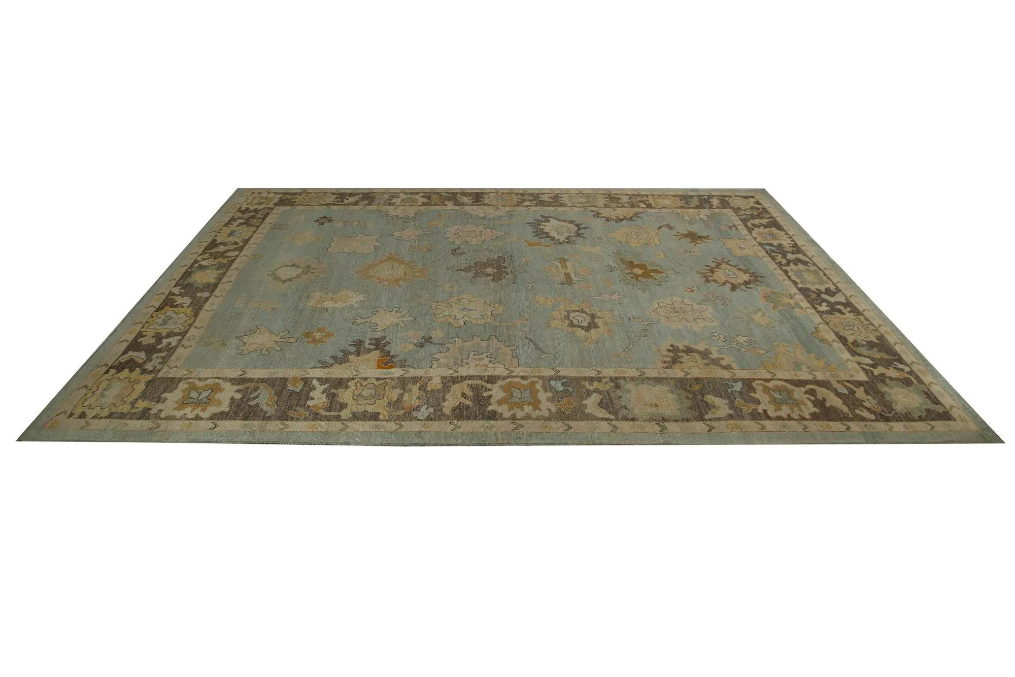Scopri l'eleganza dei tappeti per l'area della Turchia Oushak. Progettato con una meticolosa attenzione ai dettagli, questo design esclusivo è perfetto per valorizzare il tuo spazio.