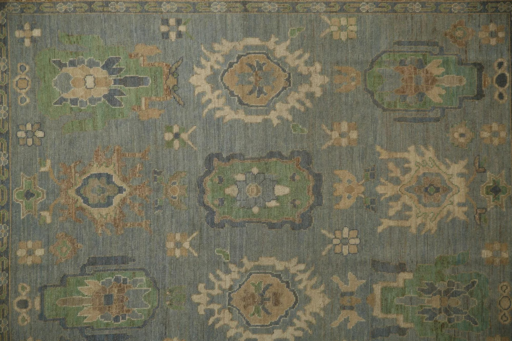 Scopri l'eleganza dei tappeti per l'area della Turchia Oushak. Progettato con una meticolosa attenzione ai dettagli, questo design esclusivo è perfetto per valorizzare il tuo spazio.