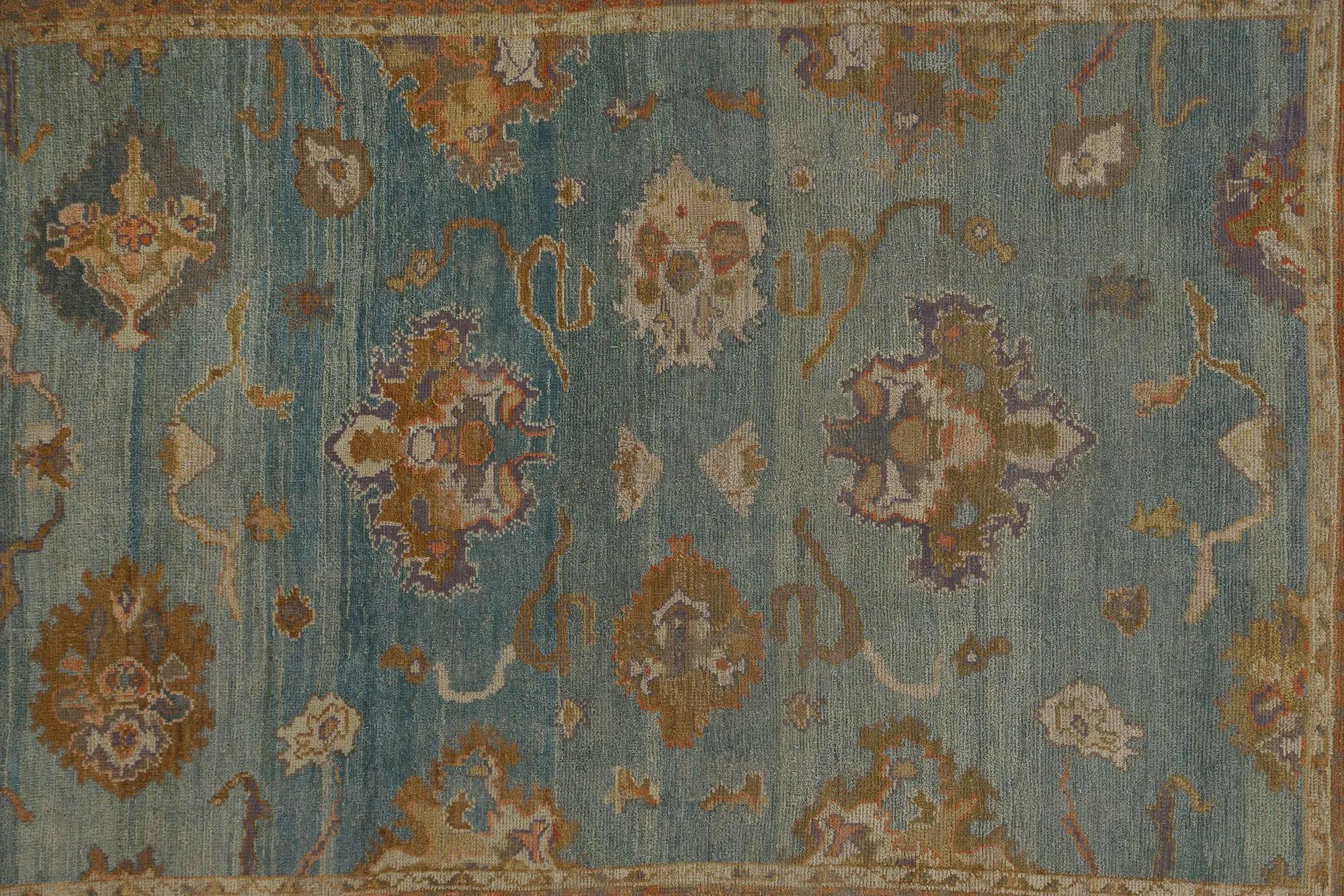 Scopri l'eleganza dei tappeti per l'area della Turchia Oushak. Progettato con una meticolosa attenzione ai dettagli, questo design esclusivo è perfetto per valorizzare il tuo spazio.