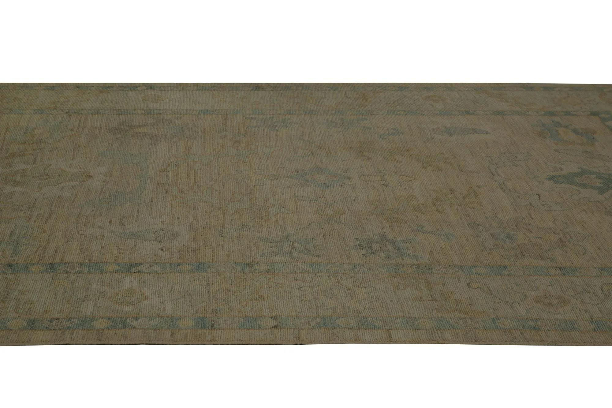 Scopri l'eleganza dei tappeti per l'area della Turchia Oushak. Progettato con una meticolosa attenzione ai dettagli, questo design esclusivo è perfetto per valorizzare il tuo spazio.