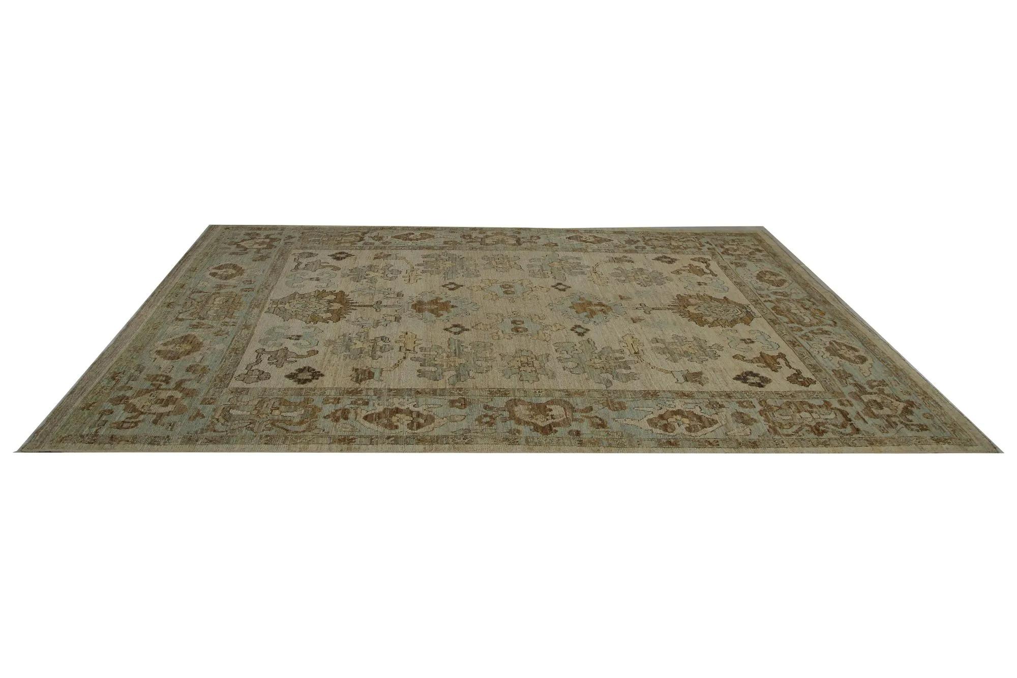 Scopri l'eleganza dei tappeti per l'area della Turchia Oushak. Progettato con una meticolosa attenzione ai dettagli, questo design esclusivo è perfetto per valorizzare il tuo spazio.