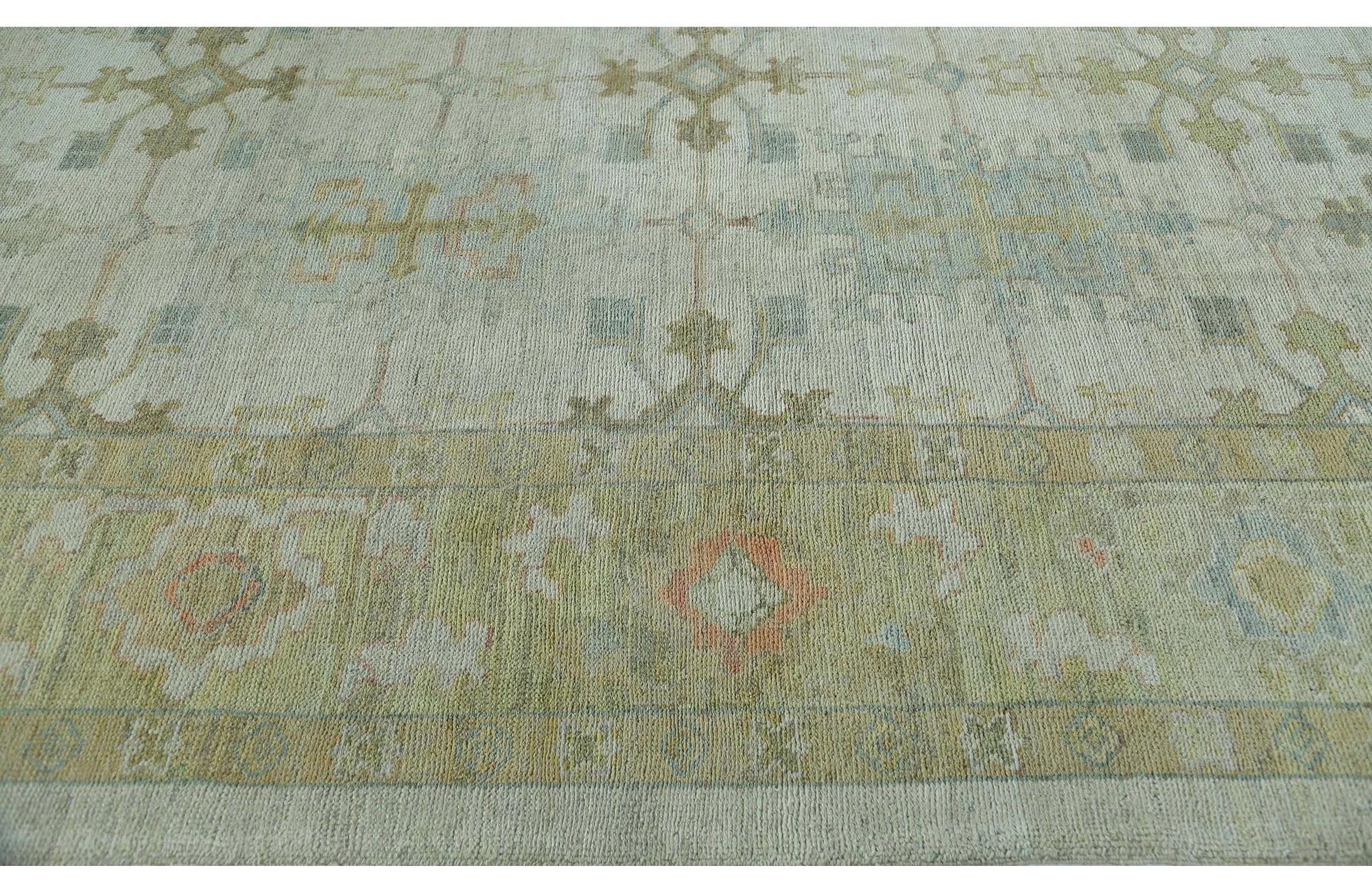 Scopri l'eleganza dei tappeti per l'area della Turchia Oushak. Progettato con una meticolosa attenzione ai dettagli, questo design esclusivo è perfetto per valorizzare il tuo spazio.