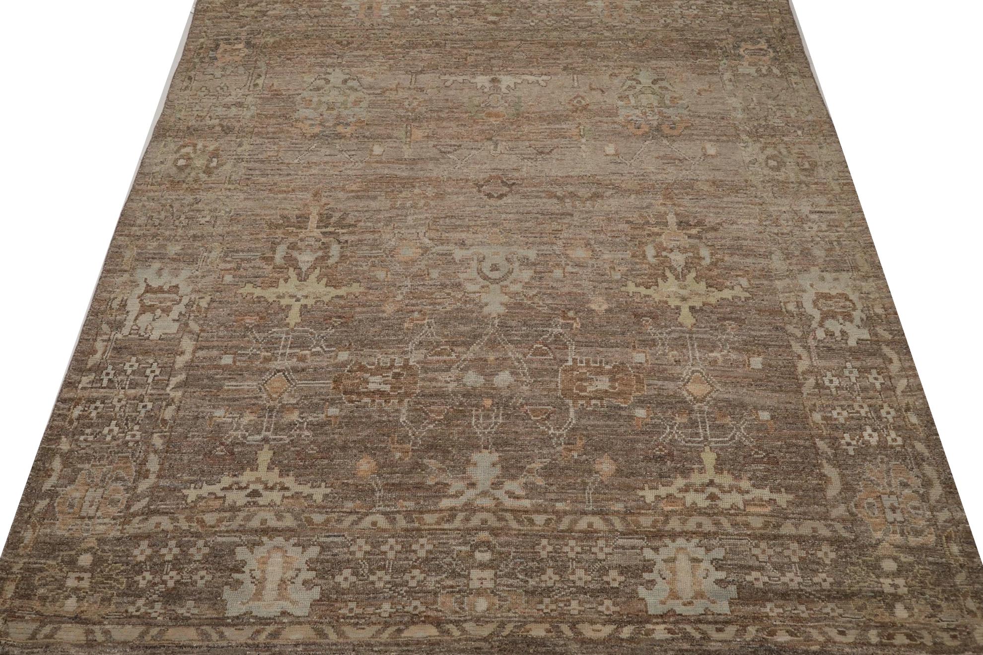 Scopri l'eleganza della Turchia Oushak con i tappeti per l'area CIRCA del 1990. Progettato con lana e marrone-taupe-giallo, questo design esclusivo è perfetto per valorizzare il tuo spazio.
