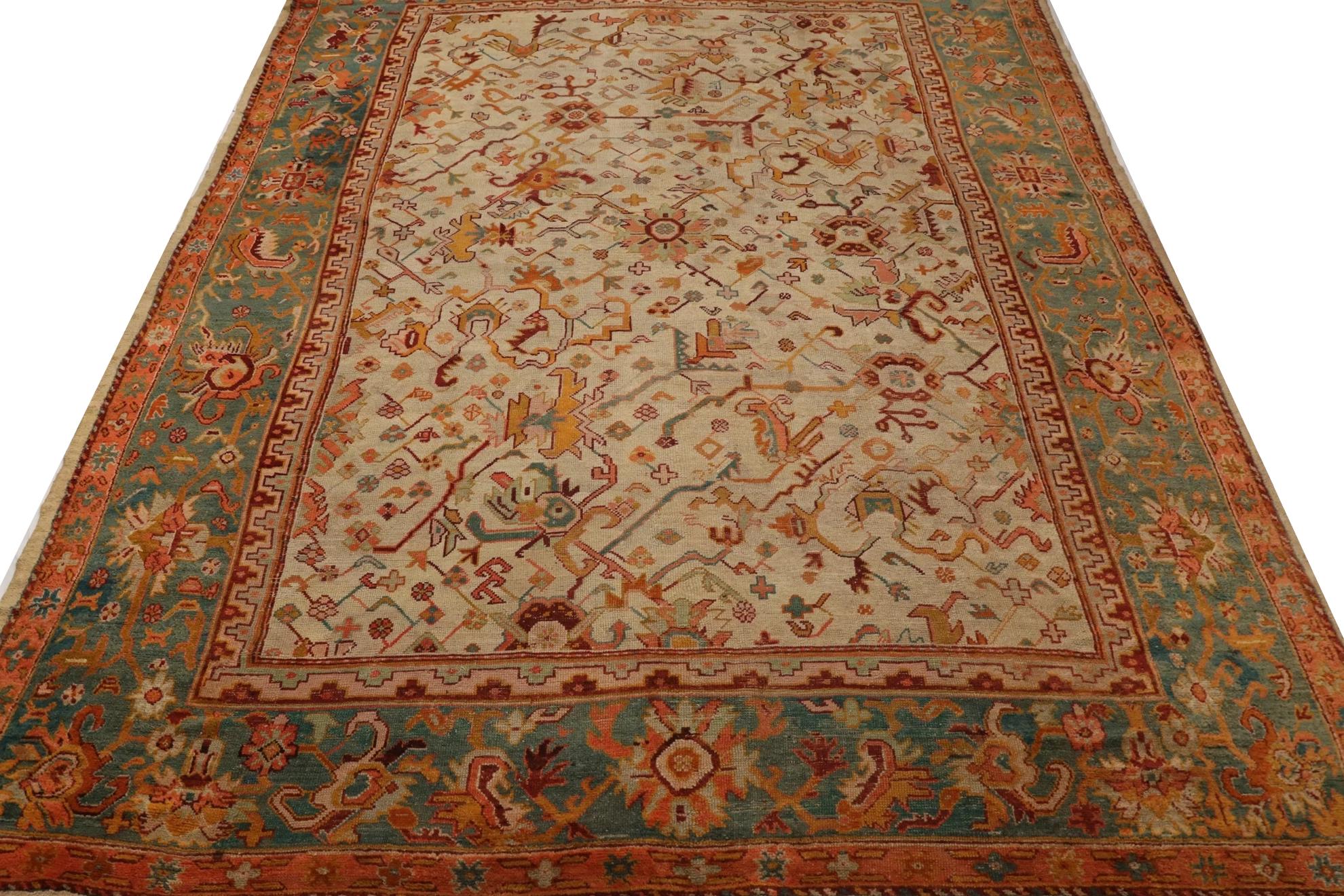 Scopri l'eleganza del tappeto Over Size Turkey Oushak del 1910. Progettato con lana e verde-avorio-arancio, questo design esclusivo è perfetto per valorizzare il tuo spazio.