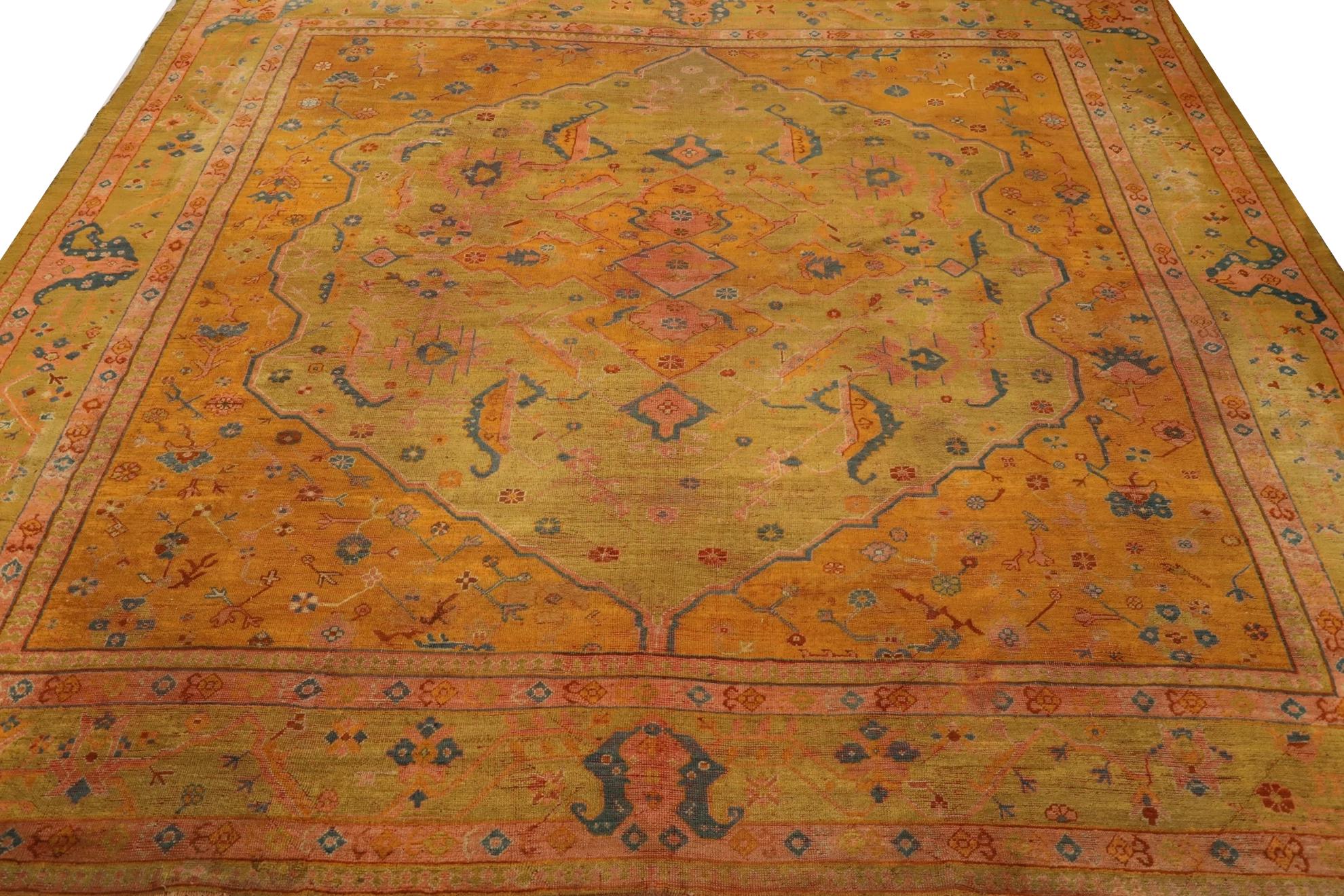 Scopri l'eleganza del tappeto Over Size Turkey Oushak del 1910. Progettato con lana e verde-arancio-rosa, questo design esclusivo è perfetto per valorizzare il tuo spazio.