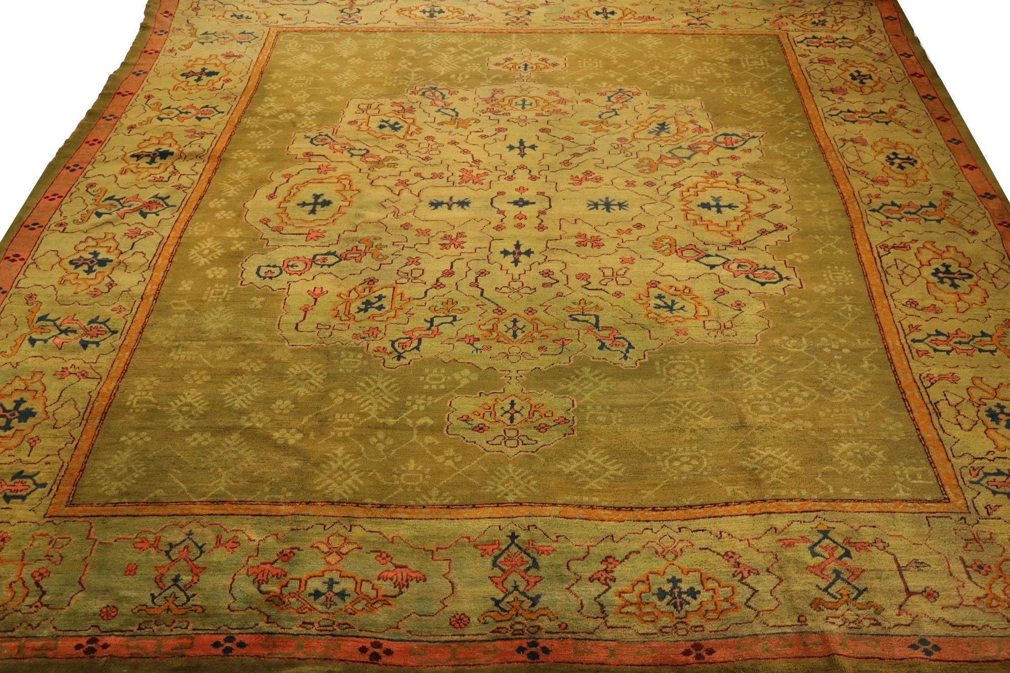Scopri l'eleganza del tappeto Over Size Turkey Oushak del 1910. Progettato con lana e verde-rosa, questo design esclusivo è perfetto per valorizzare il tuo spazio.