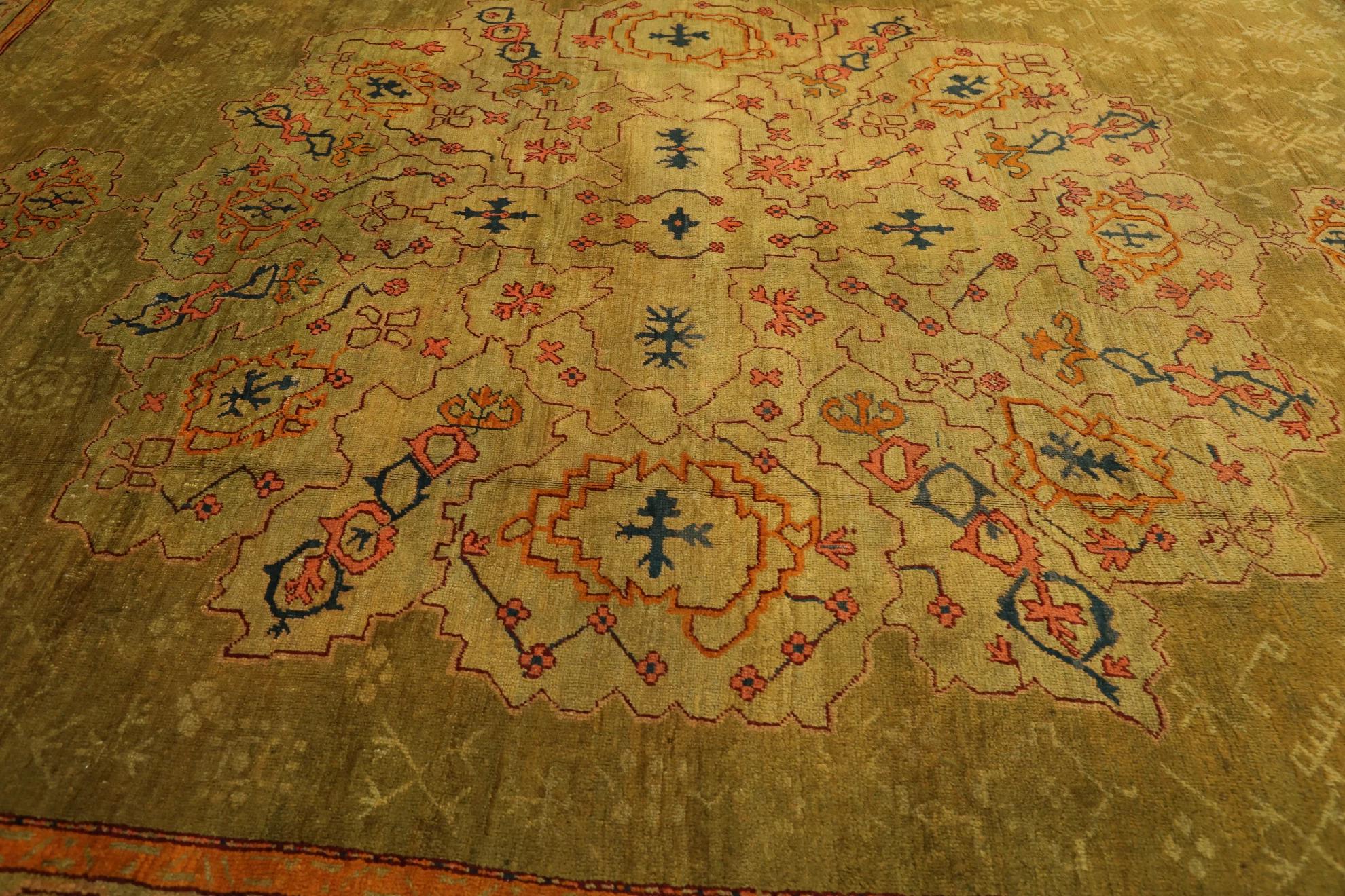 Tribale Tappeto Oushak in Turchia di dimensioni eccessive, circa 1910 - Disegno in lana verde rosa rosso - 99578 in vendita