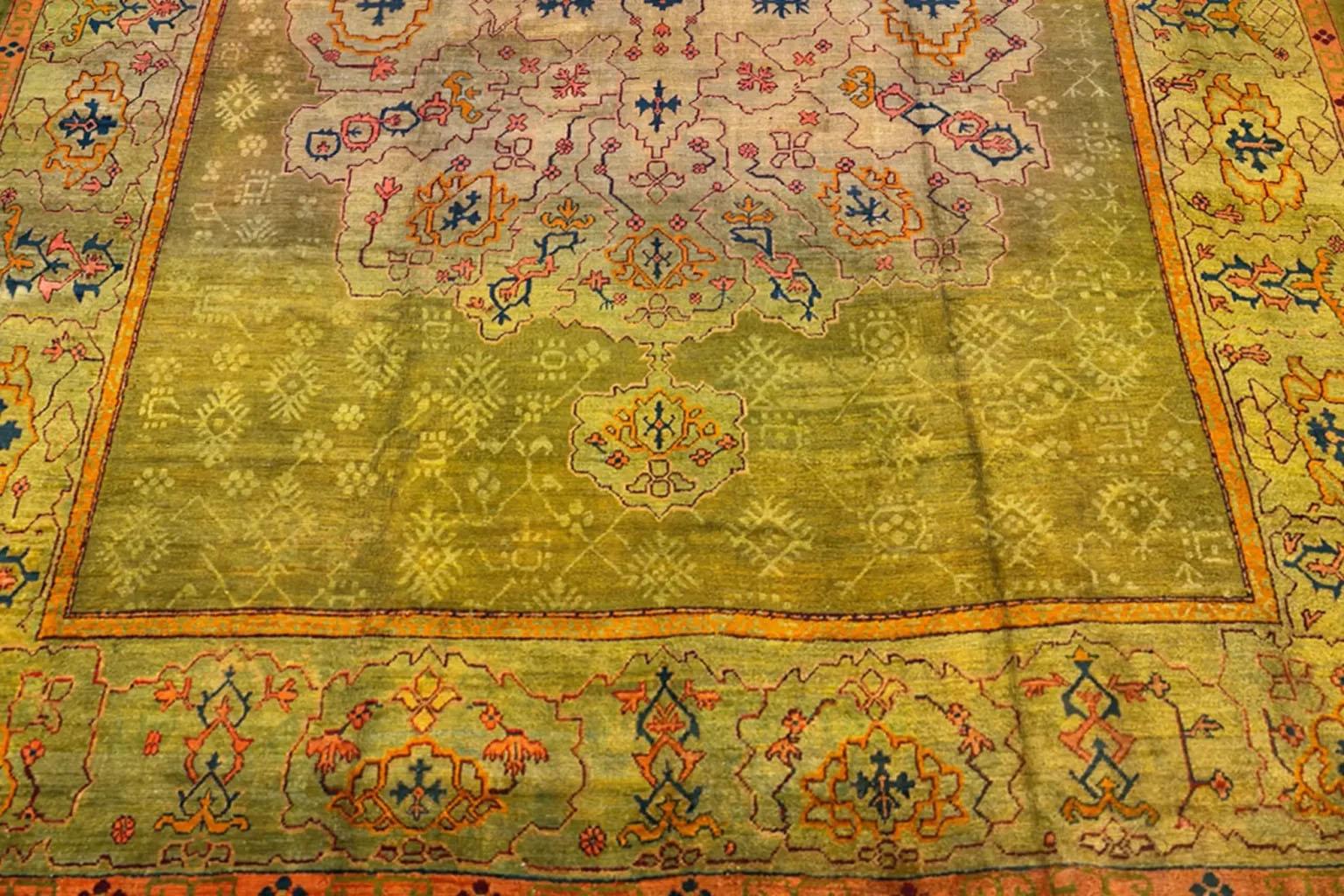 Turquía Oushak Sobre Alfombra Circa 1910 - Lana Verde Rosa Rojo Diseño - 99578 en Excelente estado para la venta en Dallas, TX