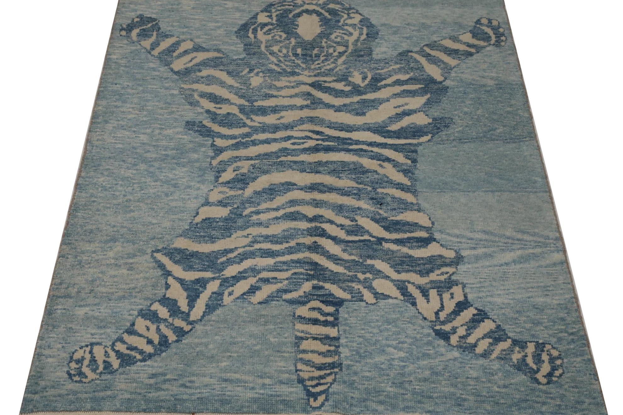 Scopri l'eleganza del tappeto Oushak della Turchia, di piccole dimensioni, CIRCA 1990. Progettato con lana e blu-avorio, questo design esclusivo è perfetto per valorizzare il tuo spazio.
