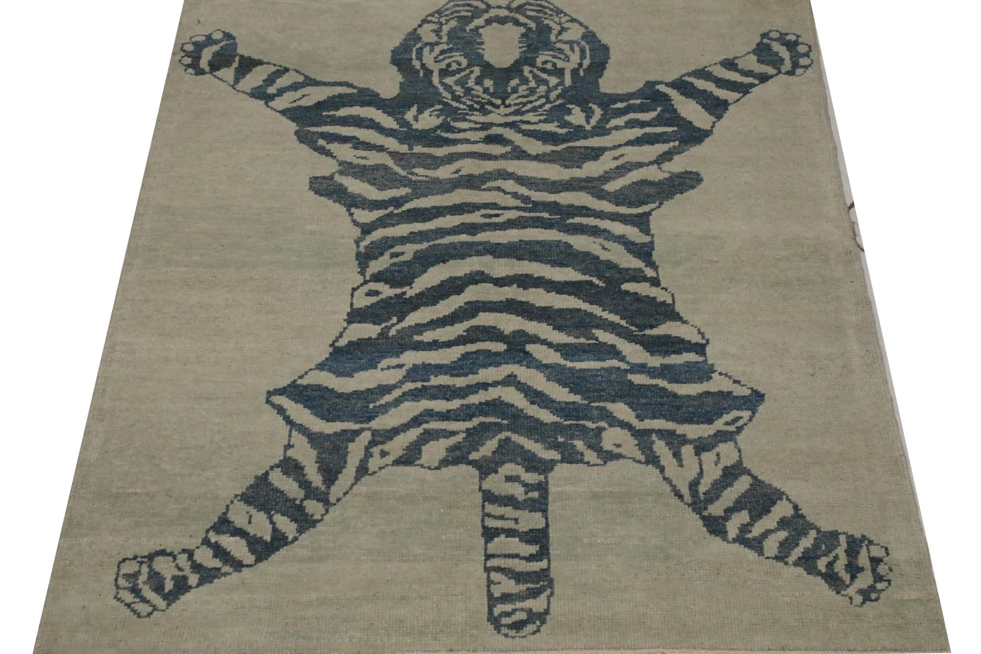 Scopri l'eleganza del tappeto Oushak della Turchia, di piccole dimensioni, CIRCA 1990. Progettato con lana e blu avorio, questo design esclusivo è perfetto per valorizzare il tuo spazio.