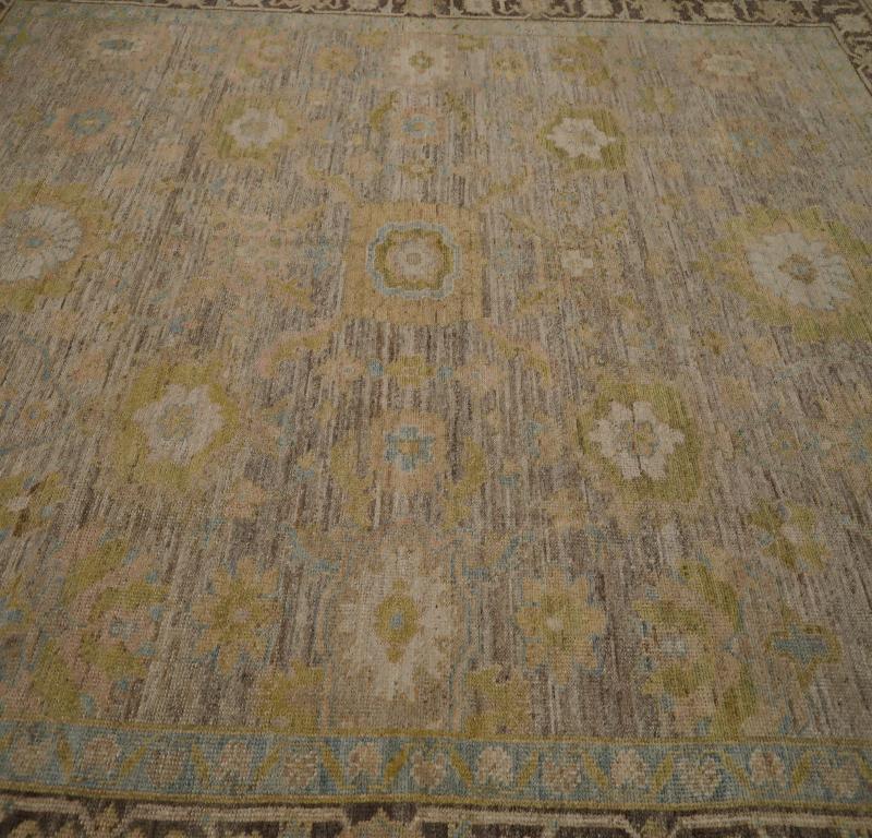 Entdecken Sie die Eleganz der Turkey Rose Collection mit Teppichen von Circa 1990. Dieses exklusive Design aus Wolle und Braun-Taupe-Gelb ist perfekt, um Ihren Raum zu verschönern.