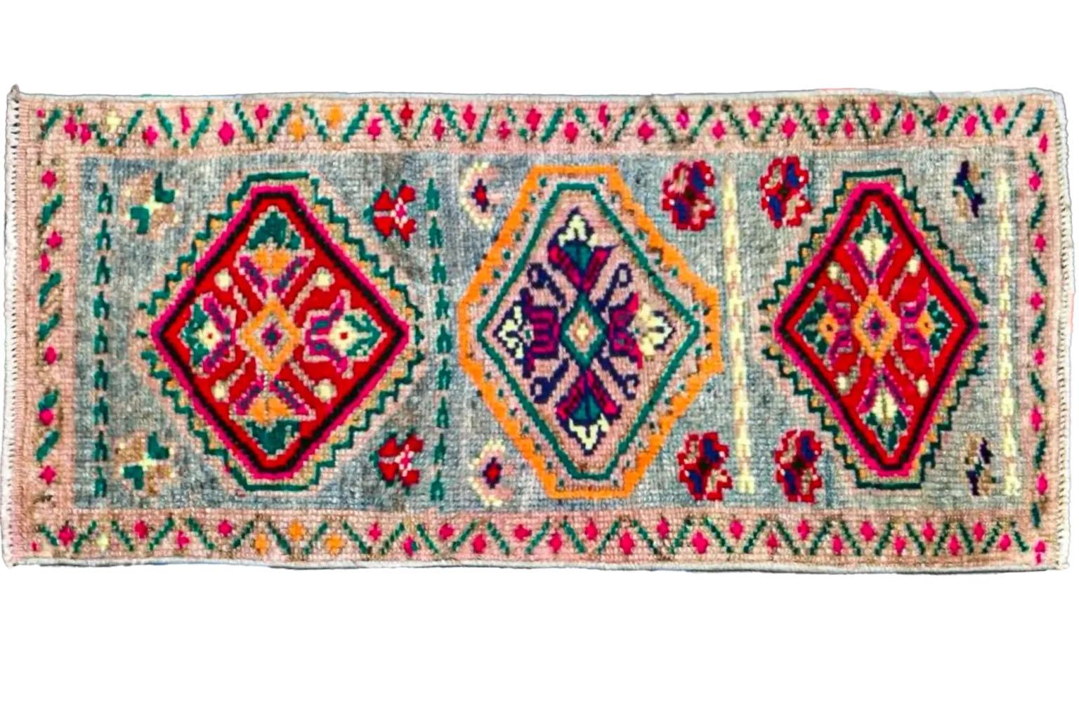 Tribal Tapis de Turquie  Design/One  rouge et bleu en vente