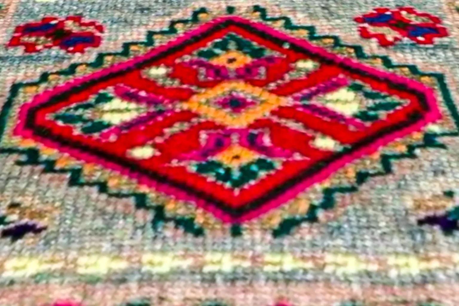 Tissé à la main Tapis de Turquie  Design/One  rouge et bleu en vente