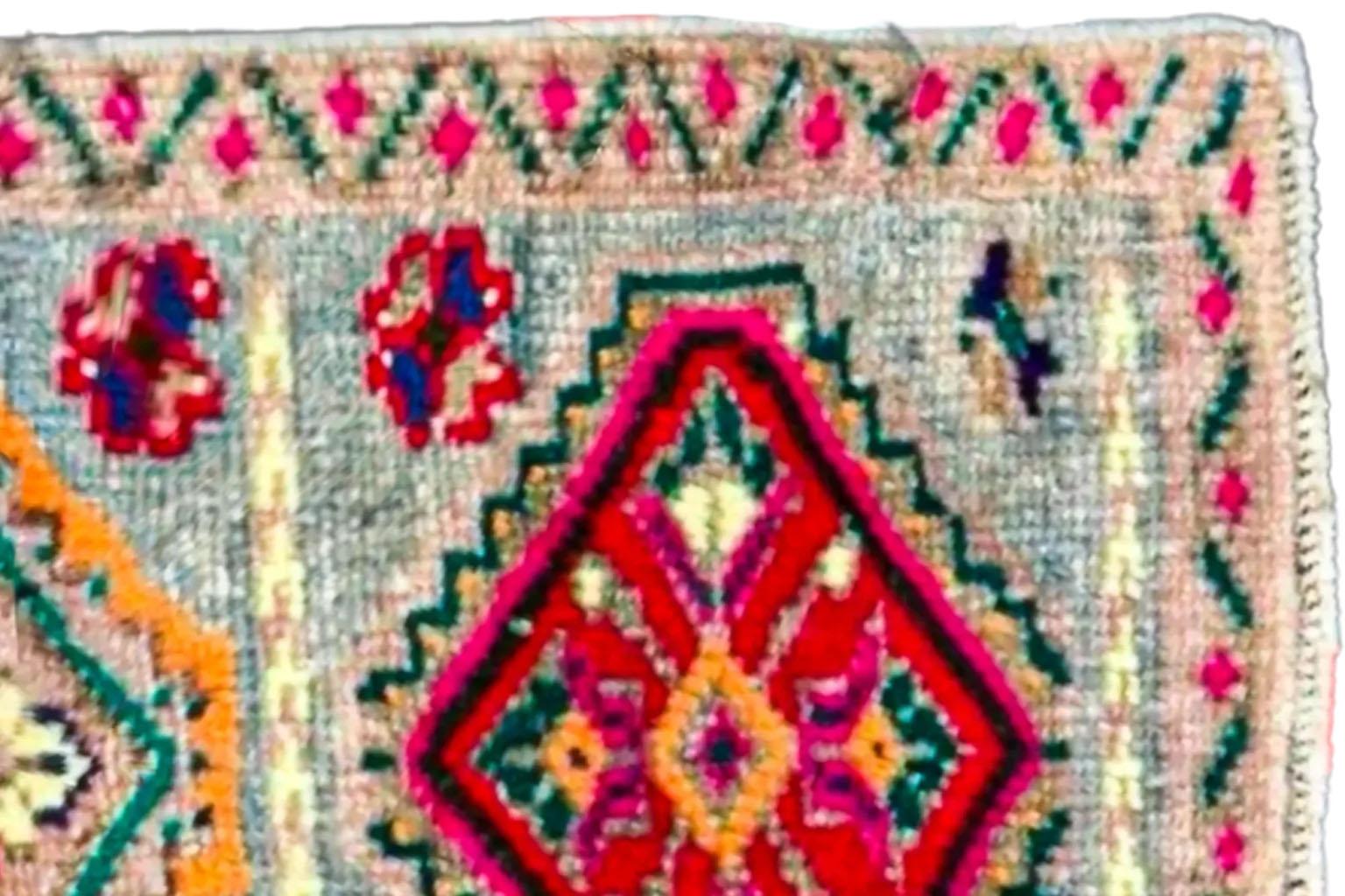 Tapis de Turquie  Design/One  rouge et bleu Excellent état - En vente à Dallas, TX