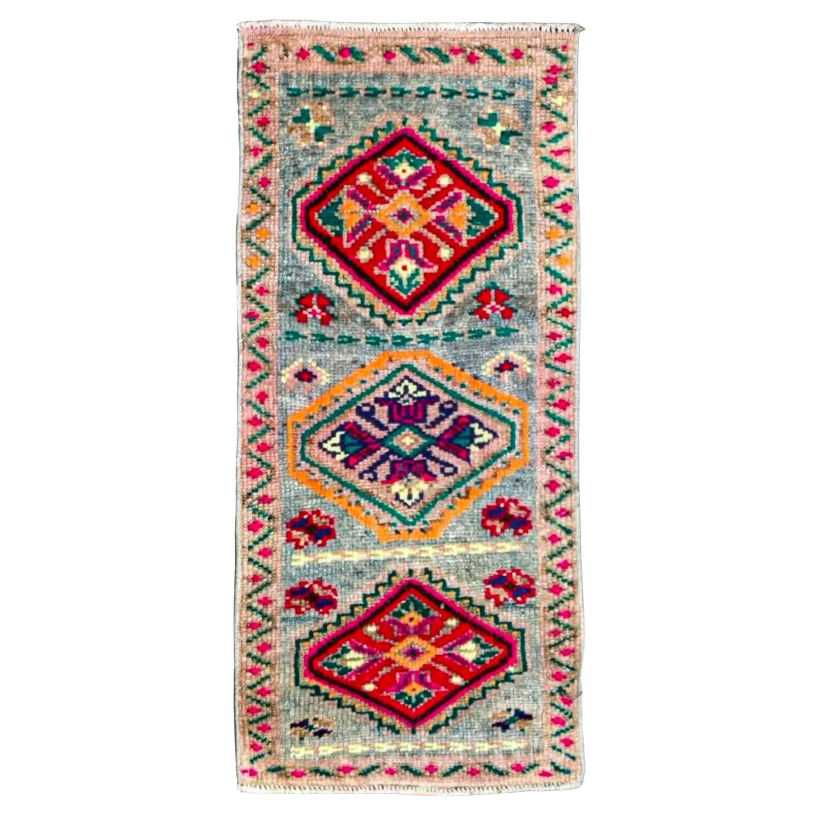 Tapis de Turquie  Design/One  rouge et bleu en vente